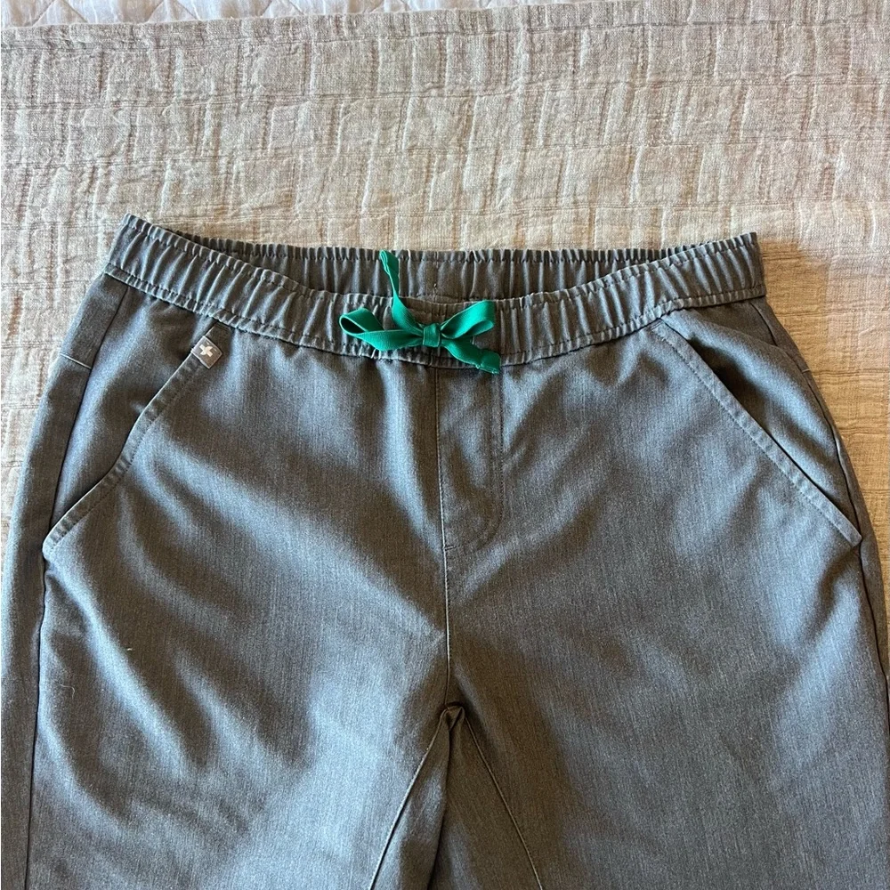 FIGS Graphite Jogger Scrub Pants | Men’s Size Small